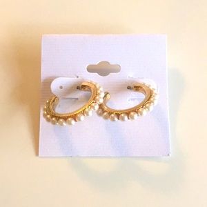 Small hoop earrings with pearls